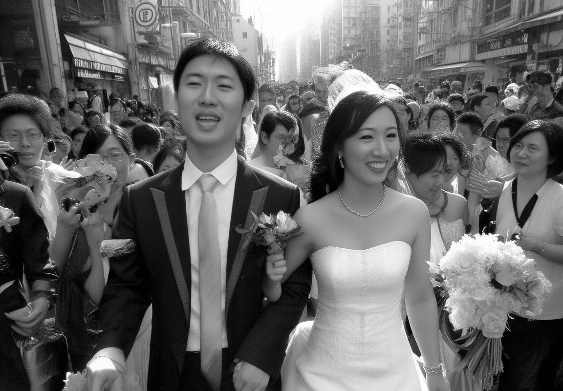 重庆救火骑士龙麻子婚礼现场获志愿者祝福，曾骑摩托车运送物资的山城英雄开启人生新篇章